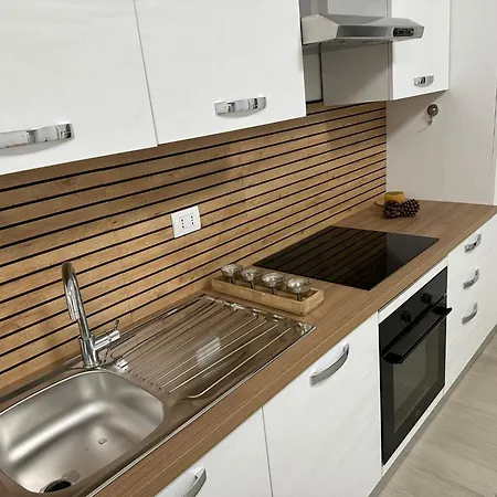 Casa Ideale Tim Appartmanti Moderni Vicina Al Centro דירה לקו