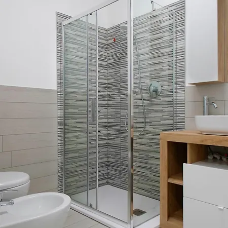 Casa Ideale Tim Appartmanti Moderni Vicina Al Centro דירה לקו