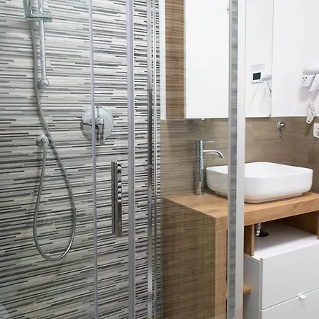 Casa Ideale Tim Appartmanti Moderni Vicina Al Centro דירה לקו